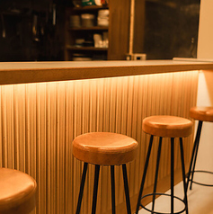 臨場感あふれるキッチン前のカウンター席は、お一人様や二軒目利用に最適です。シェフの調理風景を眺めながら、出来立ての料理をすぐに楽しめます。木の温もりと間接照明が織りなす大人の雰囲気の中、ちょい飲みやサク飯にご利用ください。