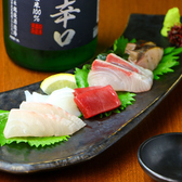《こだわりの熟成魚》獲れたてピチピチの鮮魚を、匠の技で『神経〆』に。鮮度と旨みを閉じ込めた魚は、その後、24～36時間の熟成期間に入ります。寝かせることで旨みが増した魚は、もっちりとした食感と、濃厚な旨みをまとい、獲れたて鮮魚とはひと味違う美味しさに。