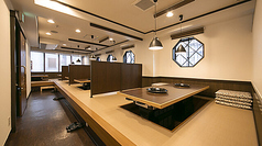 【2階】ゆったりとお寛ぎいただける掘りごたつ席で宴会向きのお席です。1階と同じく明るい雰囲気となっており、大事な接待や大人数の宴会にも最適な空間となっております。当店自慢の沖縄の美味しい料理に舌鼓を打ちながら広々とした掘りごたつで心ゆくまでおくつろぎください。※個室の詳細はお店にお問い合わせください