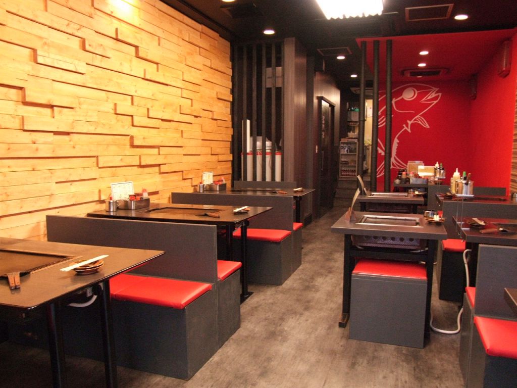 月島では珍しい・・・モダン型の内装のもんじゃ焼屋さん♪