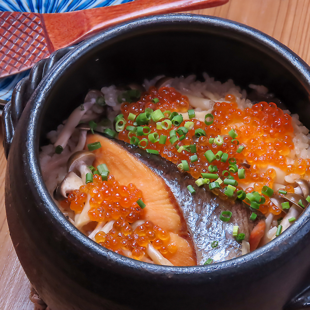 イクラと鮭を土鍋で炊き込みました！イクラと鮭の旨味を吸ったおいしいお米をお召し上がりください。