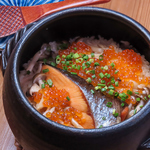 イクラと鮭を土鍋で炊き込みました！イクラと鮭の旨味を吸ったおいしいお米をお召し上がりください。