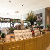 店頭では、自家焙煎のコーヒー豆、ボトルワイン、クラフトジン、シードルや地元産の野菜などの食材をはじめ不定期で食器や植物など皆様のライフスタイルを彩るセレクトブースもございます。