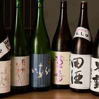 全国各地から厳選した常時約三十種類の日本酒で乾杯