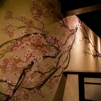 壁面に描かれた『手描きの桜』が、お出迎え