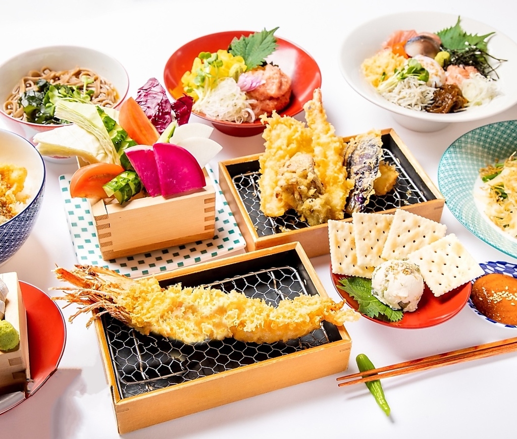 定番の天種や、旬の食材をカラッと揚げたてでご提供。また、天寅オリジナルの変わり種もご用意。