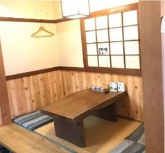 和の落ち着いた雰囲気が魅力の空間です。ゆったりとしたお座敷で、リラックスしながらお食事を楽しめます。大切な家族や友人との特別な時間にぴったり◎自然素材の温もりに包まれたこのお座敷で、心温まるひとときをお楽しみください。
