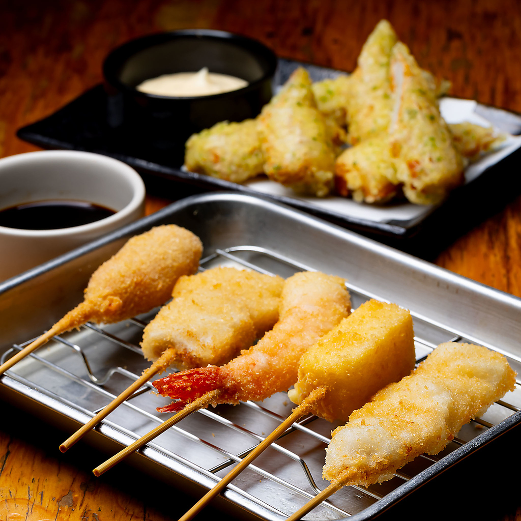 いつでも揚げたてアツアツの串カツ！素材にこだわり、一本一本手作りです。