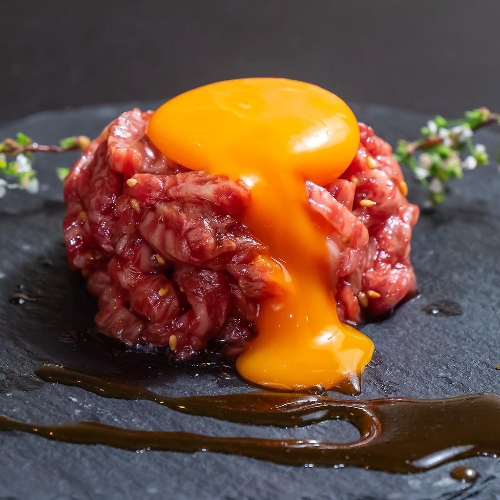 【極上の神戸牛ユッケ】食べた瞬間、口の中でとろけます♪お肉の質・鮮度の良さが分かる一品！