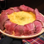 倉敷では当店だけ！チーズたっぷりのシカゴピザにローストビーフが乗った [肉シカゴピザ]