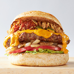 特製チーズソース※1） とジューシーな植物由来パティが食欲をそそる スパイシージャンクバーガー