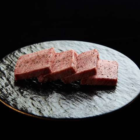 「六本木焼肉きらく」の姉妹店である当店。華やかな最高のお肉をご堪能下さい♪