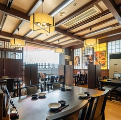 板間の小上がりでテーブル・イス席、2名様から4名様までご利用頂けるお席です。