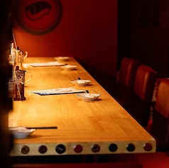 【カウンター席】1～2名様のカウンター席は落ち着いた照明と雰囲気ある空間です。