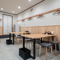 店内中央には、3～4名様でゆったりと座れるテーブル席を2卓ご用意しております。広めのテーブルで、自慢の定食や一品料理を囲みながら会話も弾みます◎ランチミーティングや、気の置けないご友人との夕食など、日常の様々なシーンでご利用いただきやすい開放的なお席です。