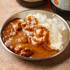 トロトロに煮込んだ濃厚な旨味！特製牛すじカレー