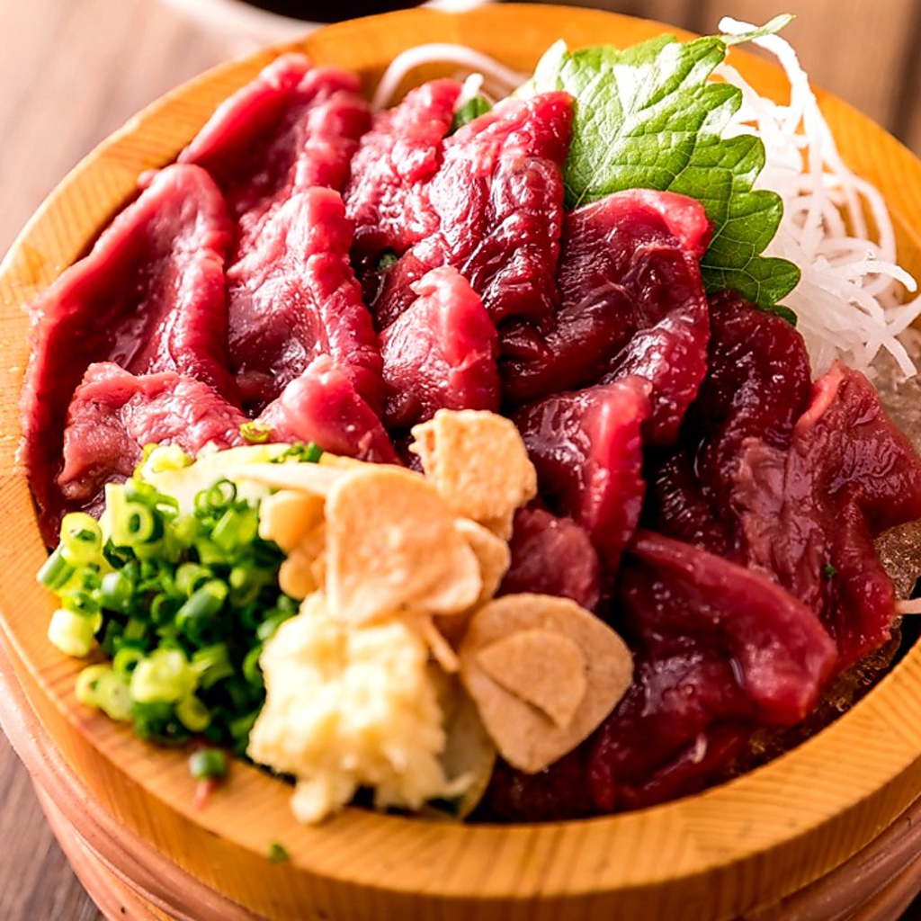 九州各県の郷土料理・九州のうまいもん勢揃い！熊本の馬刺し。