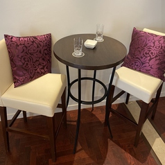 ハイカウンターテーブル。気楽に一杯飲みたい時にも♪