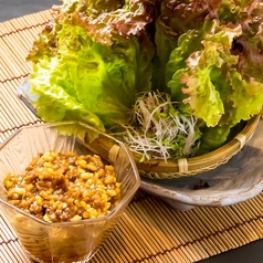 納豆とピリ辛挽肉のレタス包み