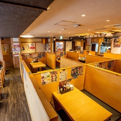 【貸切50名様~104名様】開放感溢れる広々空間は、最大104名様まで収容可能です!貸切パーティーや会社宴会にオススメ!食べ飲み放題全170種を楽しめるコースなどもご用意しております!貸切の際は、ご予算や人数に応じて柔軟に対応しますので、お気軽にお問い合わせください♪会場使用料は無料です!