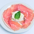 料理メニュー写真&nbsp;生ハムとブッラータチーズ