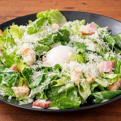 削りたてチーズのシーザーサラダ　温玉のせ