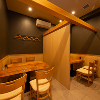 個室・テーブル・カウンターはシーンに合わせてご利用可