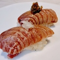 料理メニュー写真&nbsp;まぐろ脳天炙り寿司　青唐辛子醤油と生姜醤油の食べ比べ