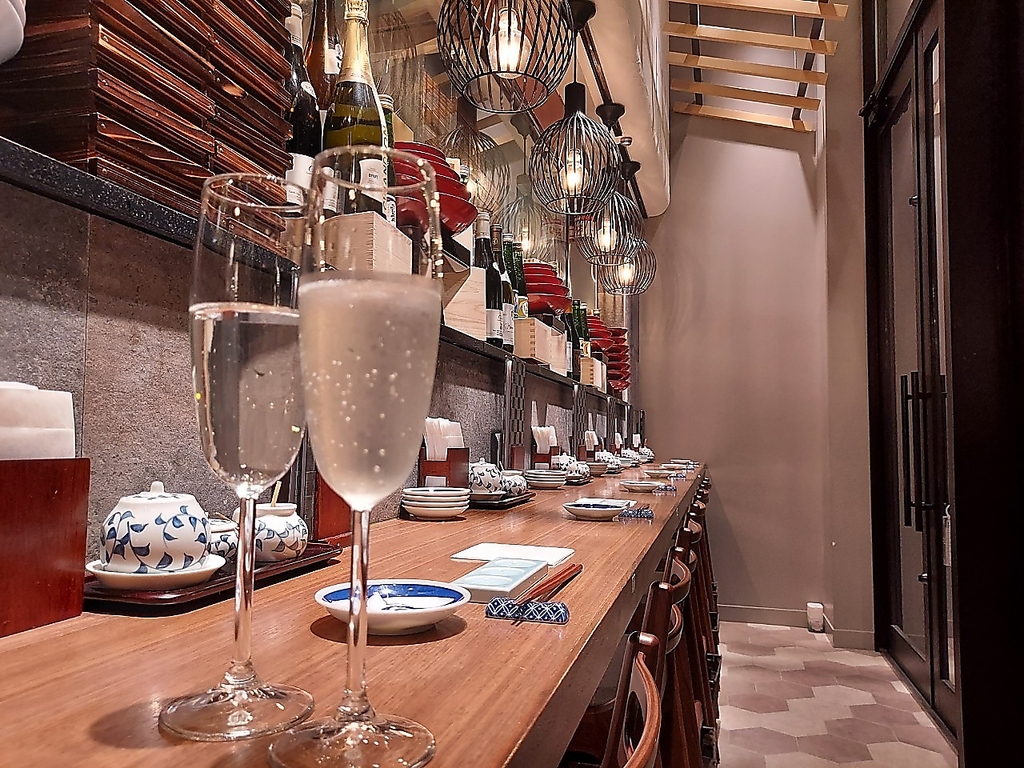 和モダンで落ち着いたスタイリッシュな店内で、お腹も気持ちも満たされください。