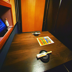 ◆ 2人だけの時間を楽しめるプライベート空間◆ 大切な方との特別なひとときを個室で◆ 落ち着いた雰囲気の2名個室で、親密な時間を◆ 周囲を気にせず語り合える、カップルに最適な空間◆ 居酒屋で味わう2人だけの贅沢立川駅北口で少数の2名様向けの落ち着く個室居酒屋！！ご予約は当日でも喜んで承ります♪