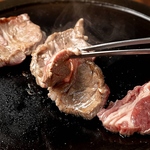 富士山から切り出した溶岩で作られた特製プレート！熱をしっかり伝えてお肉の旨味を閉じ込めます◎