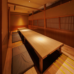【掘りごたつ個室】集まりやすく、帰りもスムーズ!少人数から団体様まで、宴会にぴったりの個室を完備しています。女子会や誕生日会、会社宴会など、様々なシーンに合う落ち着いた空間で、ゆったりとお過ごしいただけます。豊富な日本酒付きコースもご用意。和光市駅周辺で居酒屋をお探しなら、ぜひ当店へ!