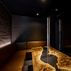 革張りのソファーでゆったりとお寛ぎ頂けるVIP席です。