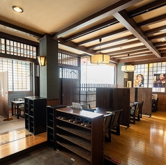 板間の小上がりでテーブル・イス席、2名様から4名様までご利用頂けるお席です。