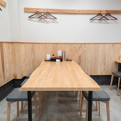 店内奥には、最大4～6名様まで対応可能なテーブル席を2卓完備しております。ご家族での団らんや、職場のお仲間との飲み会など、少し人数が多い時でも安心してお寛ぎいただけます。広々としたスペースを確保しておりますので、小さなお子様連れのお客様もリラックスしてお食事をお楽しみいただけます♪