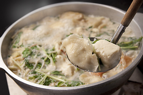 お通しを湯豆腐で提供中！是非、佐吉のたれでどうぞ！