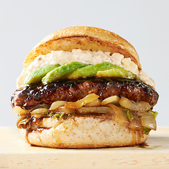 特製タルタルソースと甘辛てりやきソースが絡み合う濃厚てりやきアボカドバーガー