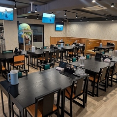 4名席のターブルが6卓あります。1列に3卓、合計12名まで連結できます