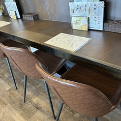 おひとり様も大歓迎！お仕事終わりの一杯やサク飲み、チョイ飲み、カジュアルデートにもぴったりなカウンターのお席をご用意しております。