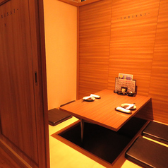 【岐阜駅徒歩1分の好立地】落ち着いた雰囲気の和空間をご用意しております。備長炭で焼いた銘柄鶏の逸品料理や海鮮舟盛り合わせをお愉しみ下さい。静岡地酒・銘柄焼酎も多数ご用意しております。