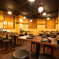 どこか懐かしさを感じる店内は、仲間と過ごす時間がより楽しくなる居心地の良さ！提灯の柔らかな光がふんわり照らす中、笑い声が響くアットホームな空間で、心もお腹も満たされるひとときをどうぞ！