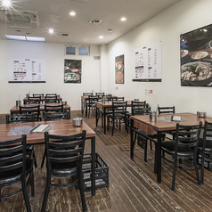 名物ナッコプセが食べられる白を基調とした明るい店内。4人1テーブルのほどよい距離感で、女子会は写真映え、デートは会話が弾む。記念日や友人同士の集まりにも最適。アクセス良好、予約歓迎、初めての方も安心して楽しめます。食後のデザートや乾杯のドリンクもご用意。ゆったり滞在OK。ぜひどうぞ