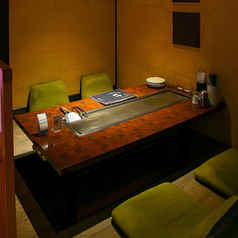 足を伸ばしてゆったりくつろげる掘りごたつ席は、長時間の食事や宴会でも快適に過ごせる人気のお席です。