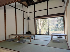 4名様掛け、2名様掛け。お一人様で木曽川を眺めながらゆっくりされたり、お子様連れでも安心です。