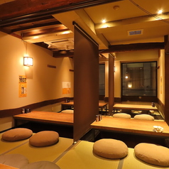 ゆったりと会話を楽しめる掘りごたつ席。視線を遮るブラインドを下ろせば、半個室のような落ち着きとプライベート感がさらに増し、宴会やデートなど仲間との特別な時間にぴったりです。