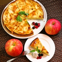 手作りスイーツなどの14種のデザートビュッフェ