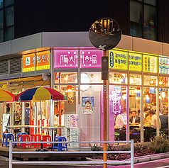 店内入り口にテラス席もあります。お天気のいい日にはおすすめの席です