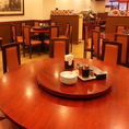 色々なお料理を乗せた皿が並ぶ円卓ターンテーブルを大人数で囲んで中華料理特有のスタイルをお楽しみください♪