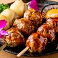 国産鶏,備長炭を使用した本格炭火焼き鳥は部位によって使用する鶏を使い分けており、素材に合わせた調理法と味付けでご提供するのが当店のこだわり◎部位ごとにしっかりと処理を施し、丁寧に脂を整え、旨味を閉じ込めて提供。肉厚な肉を串のままお召し上がりください♪自慢の串焼きは宴会コースでもお楽しみ頂けます