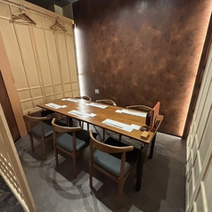 ■【6名様用テーブル個室】◆ランチ・顔合わせ・誕生日・お祝いに人気な6名様用テーブル個室は『5名様~』御予約を受け付けております!◆『誕生日・記念日』などお祝いで御利用のお客様には前日までのコース料理ご予約で『メッセージ入りデザートプレート』を無料で御用意致しております!